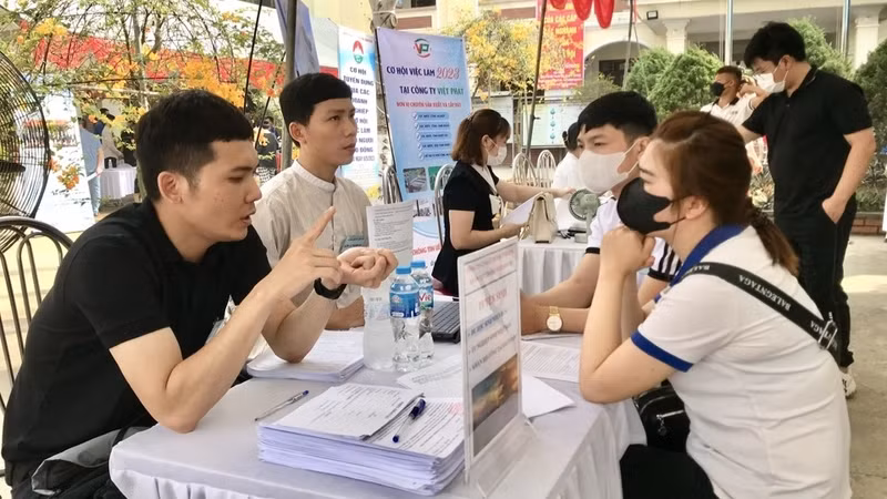 附图：河内市劳动者参加招聘。