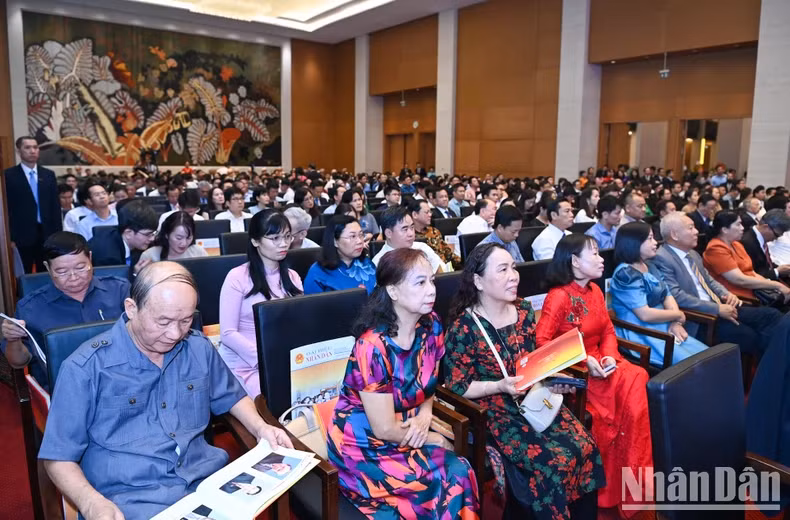越南《人民代表报》社历代新闻工作者出席庆典。