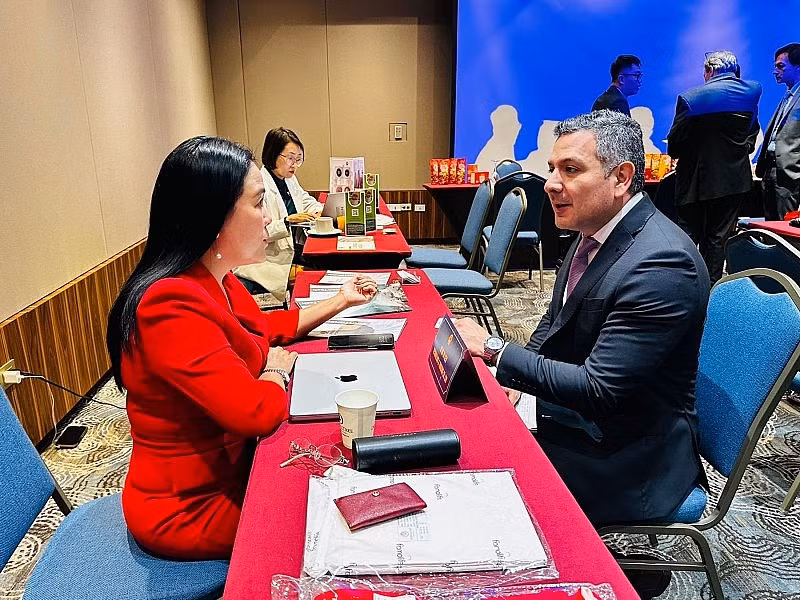 越南企业同哥伦比亚企业代表交换意见。 越南企业同哥伦比亚企业代表交换意见。