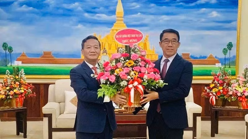 阮明心大使与老挝对外联络部代理部长布恩莱亚·潘达诺冯。