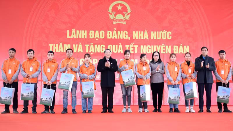 国会副主席阮德海向博维特太阳能科技有限公司劳动者送上200份慰问品。
