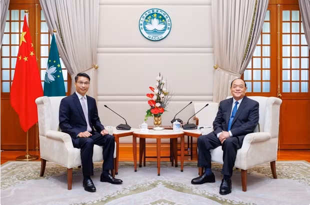 中国澳门特别行政区行政长官贺一诚与越南驻香港兼驻澳门总领事范平谈。