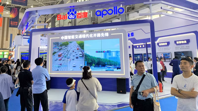 参展观众了解智能交通。（杜有兴 摄）