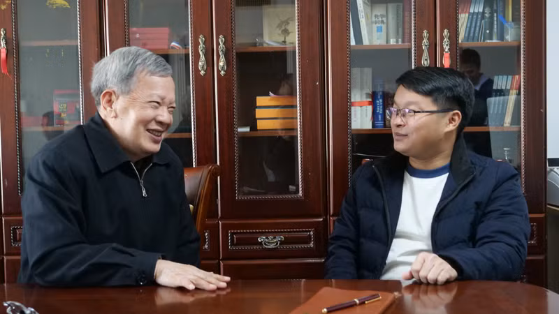 凌德权接受本报驻华记者采访。