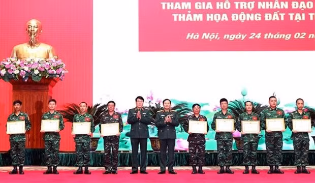 越南国防部提请政府总理向救援力量4个集体和7名个人颁发奖状。