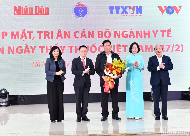 《人民报》社总编辑黎国明和主要新闻机构领导向卫生部常务副部长杜春暄赠送鲜花。（登科 摄）