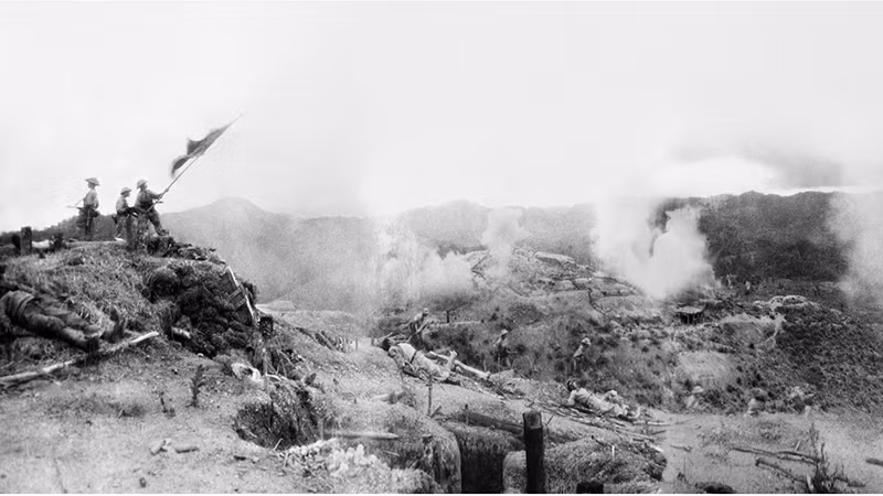 独立丘全景，1954年3月14日，在我军彻底摧毁欣蓝抵抗中心后，突击兵在敌军指挥掩体顶上高高举起胡志明主席的崇高奖项——决战决胜旗帜。图片来源：越通社