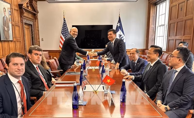 越南工贸部部长阮鸿延与美国商务部部长霍华德·卢特尼克座谈。