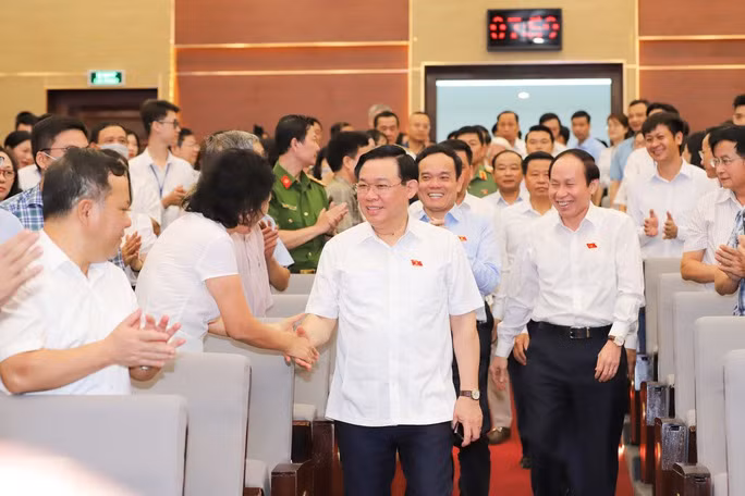国会主席王廷惠在海防市吴权郡开展选民接待活动。