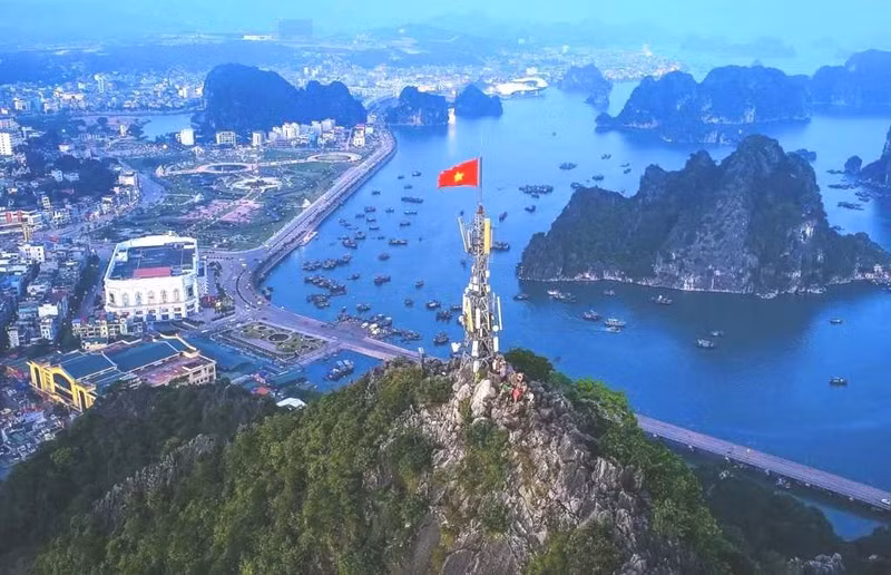 附图：广宁省环绕诗山。