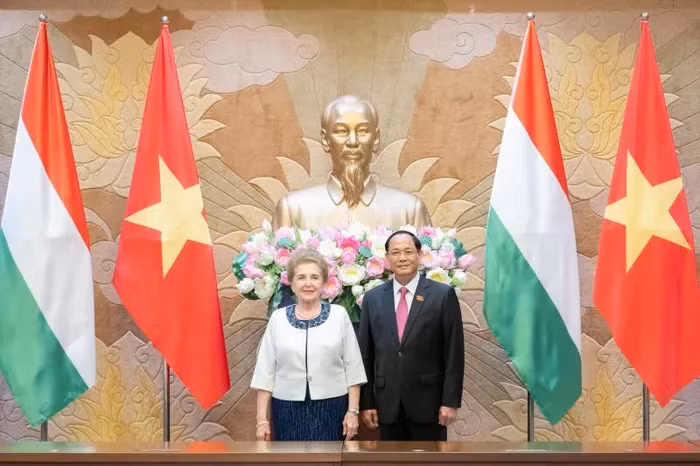 越南国会副主席陈光方与匈牙利国会第一副主席马特拉·马丽娅。