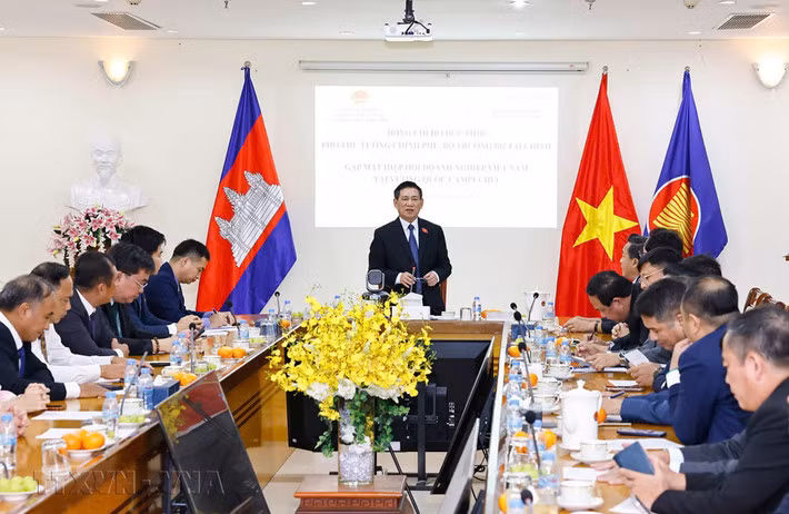 越南政府副总理、财政部长胡德福发表讲话。 越南政府副总理、财政部长胡德福发表讲话。