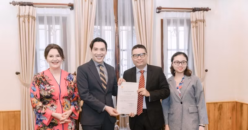 越南领事局局长尹皇明向越南企业家裴光明授予决定。
