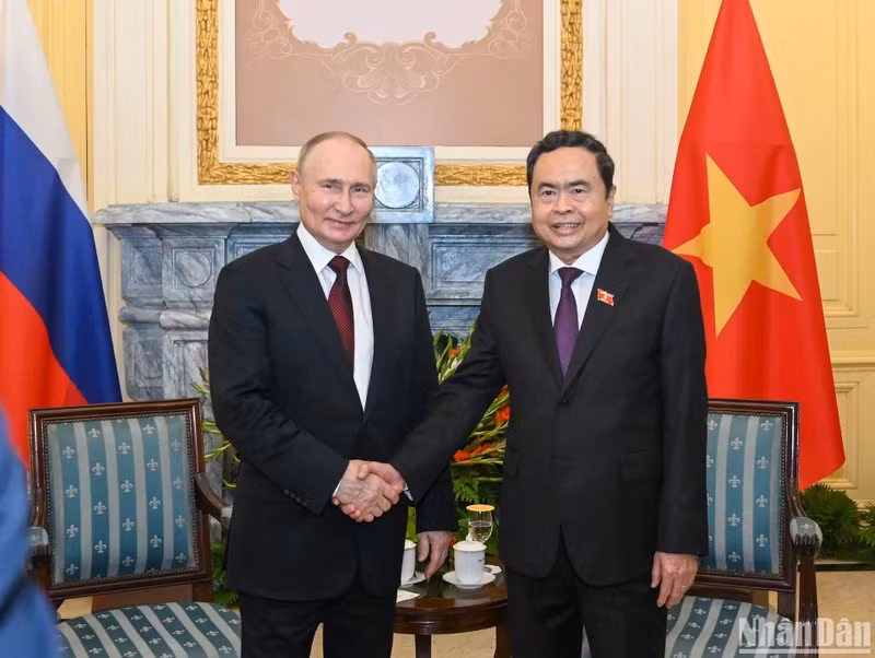 越南国会主席陈青敏会见俄罗斯总统普京。