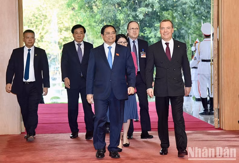政府总理范明同统一俄罗斯党主席、俄罗斯联邦安全会议副主席德米特里·梅德韦杰夫走进会场。