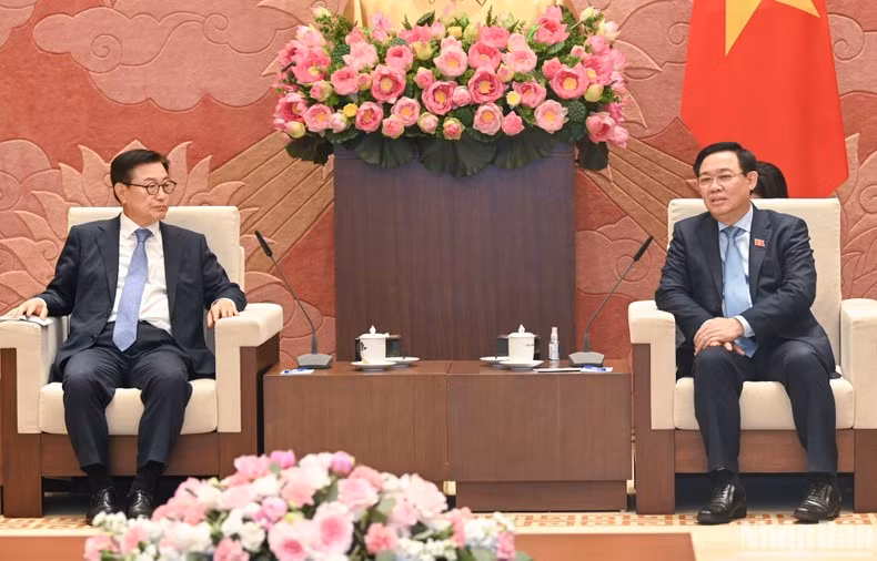 双方交谈。