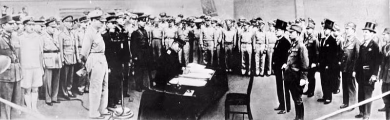 日本投降的签字仪式是在东京湾的美国战列舰“密苏里号”上举行的。1945年9月2日上午9时，在停泊于日本东京湾的美国战列舰“密苏里号”上，举行了隆重的受降仪式。