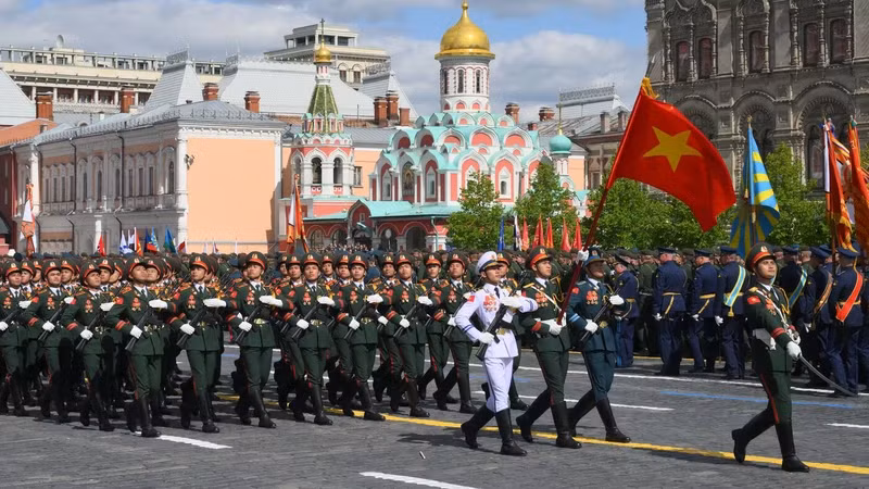 越南人民军仪仗队英姿飒爽亮相红场阅兵式。