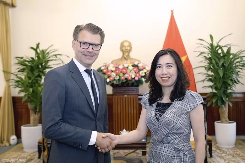 黎氏秋姮副部长和丹尼尔·卡斯帕里先生握手。