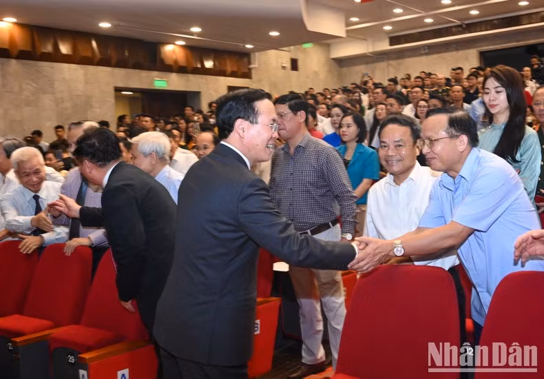 国家主席武文赏与参会代表握手。