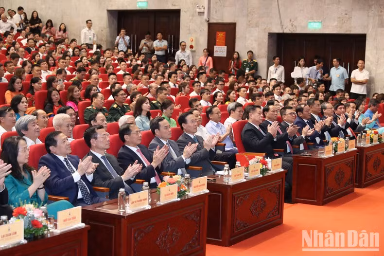 党和政府领导人出席仪式。（成达 摄）