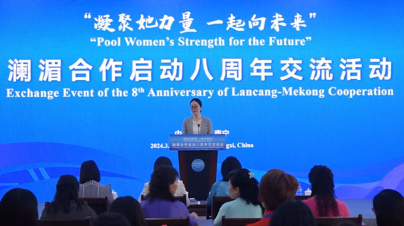 广西壮族自治区妇女联合会主席胡晶波致辞。
