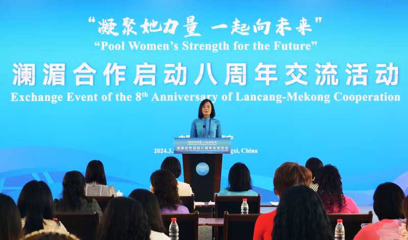 越南广宁省妇女联合会主席阮武秋和发言。