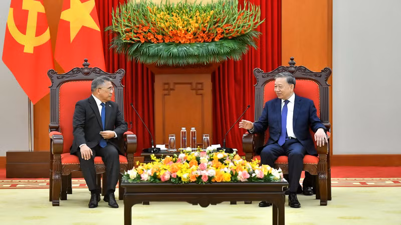 苏林总书记会见菲律宾驻越大使梅纳尔多·洛斯·巴诺斯·蒙特阿莱格雷。