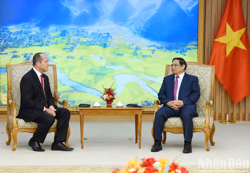 越南政府总理范明正会见色列经济和工业部部长。
