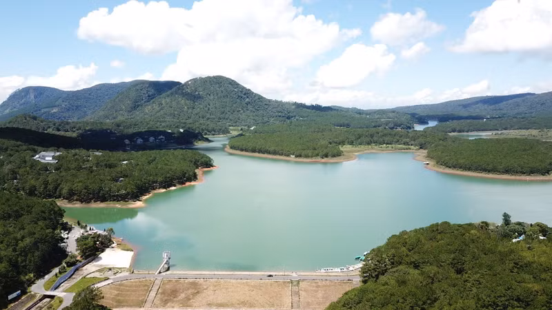 泉林湖国家旅游景区一角。
