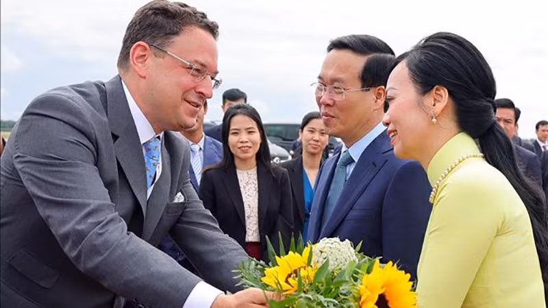 奥方代表在维也纳机场为越南国家主席武文赏和夫人送行。