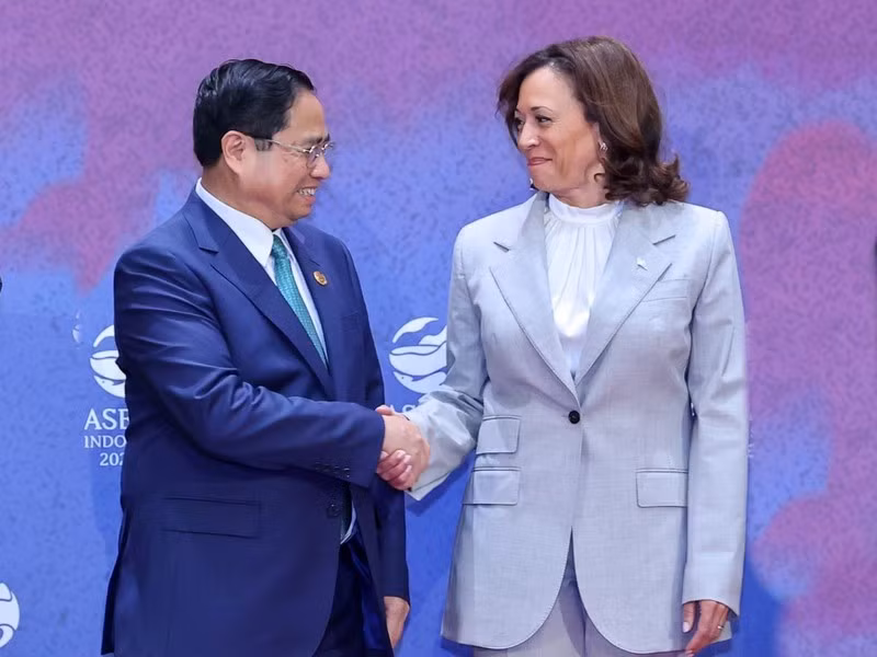 越南政府总理范明正同美国副总统卡马拉·哈里斯握手。