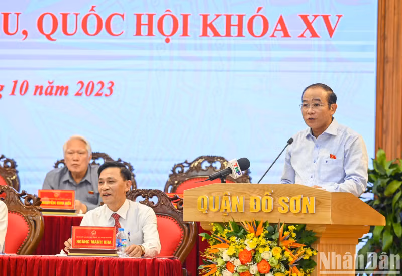 海防市国会代表团副团长吕青新向选民作报告。