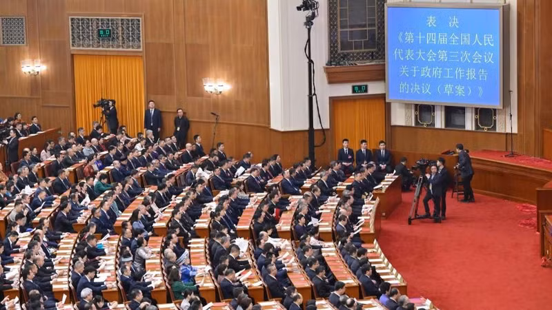 中国十四届全国人大三次会议表决通过关于政府工作报告的决议。（图源：新华社）