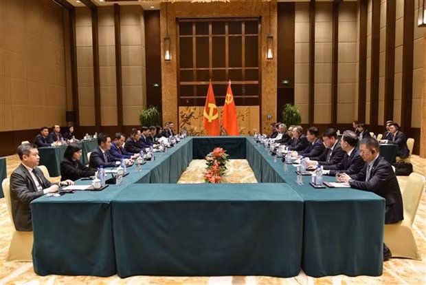 越共中央书记处书记、中央对外部部长黎怀忠与中共中央委员、对外联络部部长刘建超举行会谈。