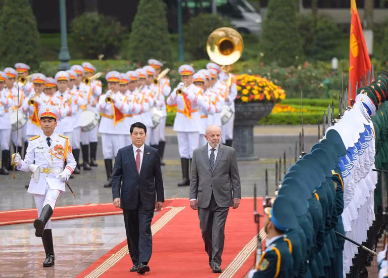 越南国家主席梁强同巴西总统路易斯·伊纳西奥·卢拉·达席尔瓦会谈前共同检阅仪仗队。