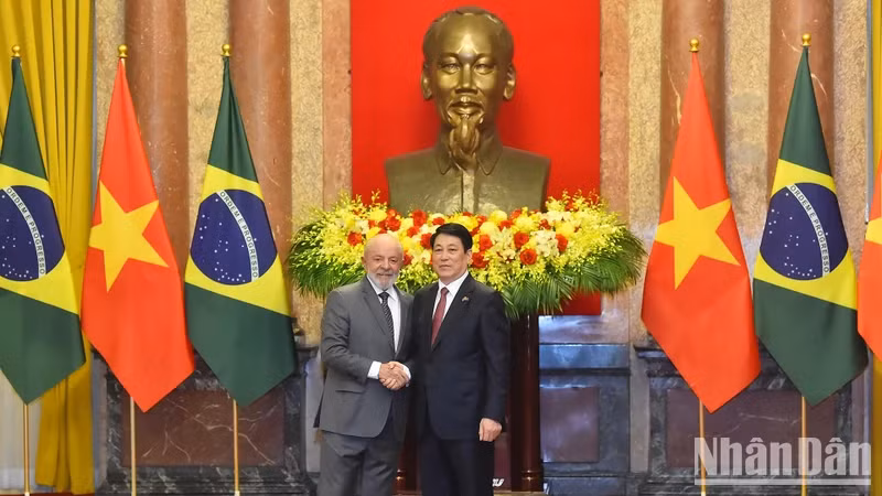 越南与巴西两国领导人发表联合声明。