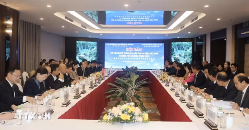 越南高平省与中国广西壮族自治区百色市经济与贸易合作会谈场景。