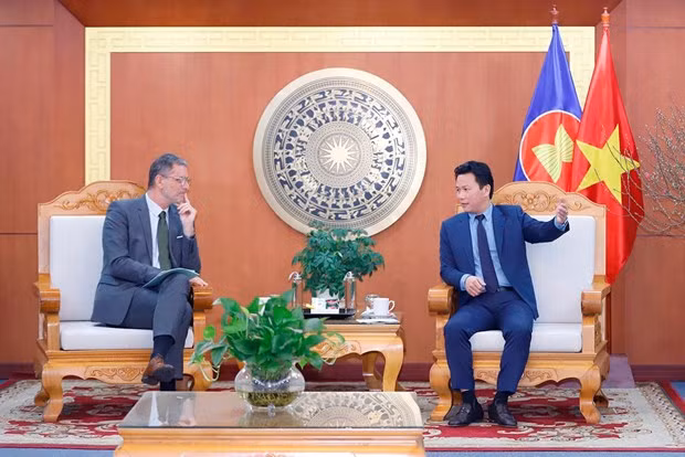 越南自然资源与环境部长邓国庆会见法国驻越大使奥利维耶·布罗谢。