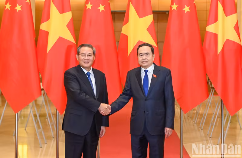 越南国会主席陈青敏会见中国国务院总理李强。