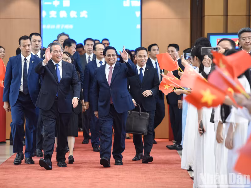 越南政府总理范明正与中国国务院总理李强共同见证双边合作文件签署。