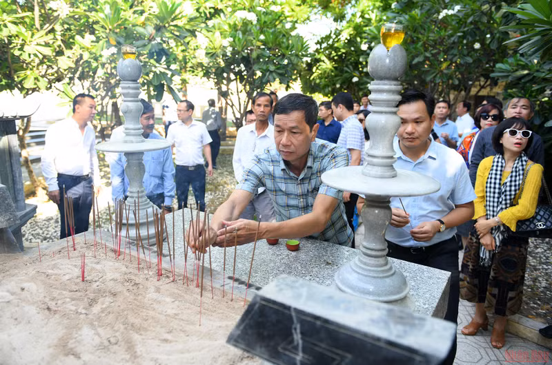 《人民报》社代表团敬香缅怀鬼鹿角礁战士（组图） ảnh 6