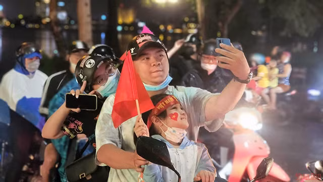 越南各地人民纷纷涌出家门 喜庆U23足球队赢得东运动男足冠军（组图） ảnh 5