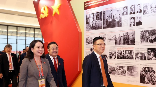 各位代表入场出席大会文件讨论会。