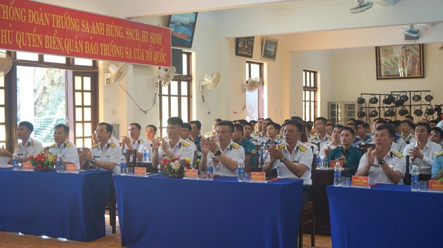 长沙特区军民观看越共十四大开幕式直播。