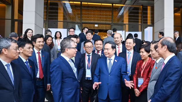 越南国会主席陈青敏和越南驻外代表机构领导人。