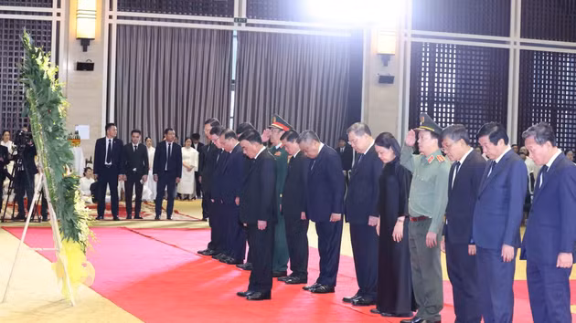 由越共中央书记处常务书记陈锦秀同志率领的越南党和国家高级代表团吊唁老挝国会主席赛宋蓬·丰威汉同志逝世。（图片来源：越通社）
