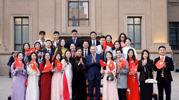 越共中央总书记、国家主席苏林及夫人和越南驻华大使馆干部员工及旅居中国越南人社群代表合影。（图片来源：越通社）