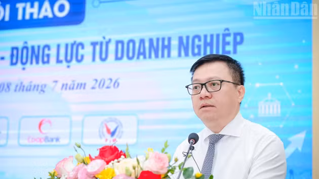 越共中央委员、越南《人民报》社总编辑、中央宣教与民运部副部长、越南新闻工作者协会主席黎国明在研讨会上发表开幕讲话。