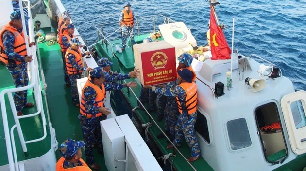 跨越数百海里，投票箱和选举物资被安全运送并移交给各岛屿的选举小组。